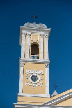 Minas, Uruguay: 27 Nisan 2023: 2023 'te Uruguay' daki Lavalleja departmanının başkenti Minas 'taki Kusursuz Gebeliğin Ortak Katedrali' nde güneşli bir gün.