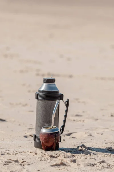 Typowe Mate Podjęte Argentynie Urugwaju Paragwaju Brazylii Towarzyszył Termos Plaży — Zdjęcie stockowe