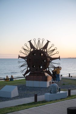 Atlantida, Uruguay: 2 Mayıs 2023: Atlantida 'da Carlos Paez Vilaro tarafından Uruguay' ın Altın Sahili 'nde yapılan güneşe adanmış heykel.