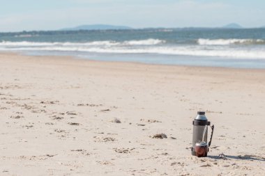 2023 yılında Arjantin, Uruguay, Paraguay ve Brezilya 'da çekilen tipik Mate, plajda termosa eşlik etmiştir..