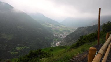 Avrupa 'nın en uzun Tibet köprüsü, 600 metre uzunluğunda ve Andorra' daki Canillo Bölgesi 'nde 200 metre yüksekliğinde..