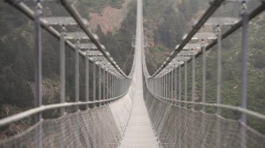 Avrupa 'nın en uzun Tibet köprüsü, 600 metre uzunluğunda ve Andorra' daki Canillo Bölgesi 'nde 200 metre yüksekliğinde..