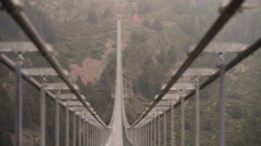 Avrupa 'nın en uzun Tibet köprüsü, 600 metre uzunluğunda ve Andorra' daki Canillo Bölgesi 'nde 200 metre yüksekliğinde..