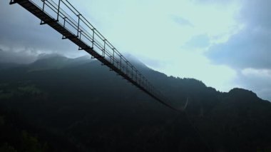 Avrupa 'nın en uzun Tibet köprüsü, 600 metre uzunluğunda ve Andorra' daki Canillo Bölgesi 'nde 200 metre yüksekliğinde..