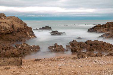 Uruguay 'ın La Pedrera kentindeki Playa del Desplayado' da gün batımı.