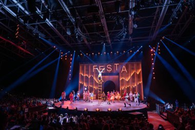 Andorra La Vella, Andorra 2023: 2023 yılında Andorra La Vella 'nın başkenti Andorra' da Festa de Cirque du Soleil sahnesinde sanatçılar.