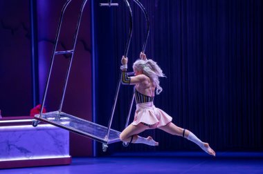 Andorra La Vella, Andorra 2023: 2023 yılında Andorra La Vella 'nın başkenti Andorra' da Festa de Cirque du Soleil sahnesinde sanatçılar.