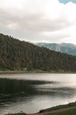 Engolasters gölü Andorra 'da Pireneler' de.
