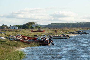 Laguna de Rocha, Uruguay: 29 Mayıs 2023: Uruguay 'ın korunan bölgesinde La Paloma' daki Laguna de Rocha 'da balıkçı teknesi.