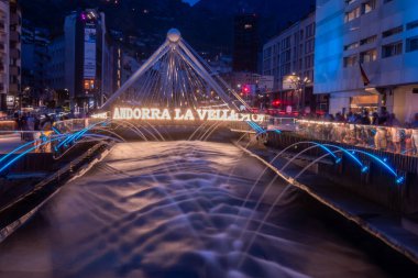 Andorra La Vella, Andorra: 7 Temmuz 2023 'te Andorra' nın başkentinde Andorra Nehri üzerindeki ışık ve su fuarı.