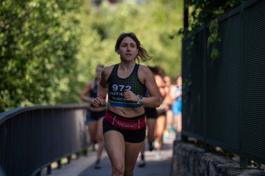 Canillo, Andorra. 8 Temmuz 2023. Andorra 'da düzenlenen 2023 Olimpos Yarışı engelli yarış müsabakasına yarışmacılar katılmaktadır. Canillo, Andorra, 7 Temmuz 2023.