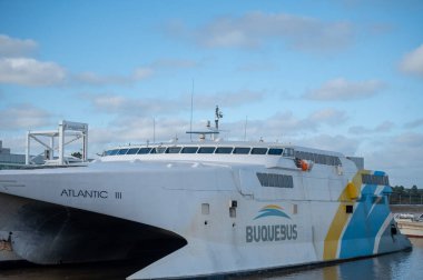 Colonia del Sacramento, Uruguay: 2023 Mayıs: Colonia del Sacramento Limanı 'ndaki Buquebus Feribotu, 2023 yılında Buenos Aires, Arjantin' e giden feribot..