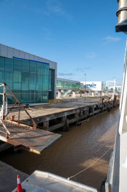 Colonia del Sacramento, Uruguay: 11 Mayıs 2023: Colonia del Sacramento Limanı, 2023 yılında Buenos Aires, Arjantin 'e giden feribot..