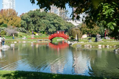 Buenos Aires, Arjantin: 13 Mayıs 2023 'te Arjantin' in başkenti Buenos Aires 'in Japon bahçesinde güneşli bir gün.