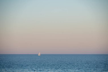 Rio de la Plata 'da seyreden yelkenli Arjantin' in başkenti Buenos Aires 'te.