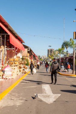 Tigre, Buenos Aires, Arjantin: 18 Mayıs: 2023 'te Arjantin' in Buenos Aires eyaletindeki El Tigre 'deki Porto de Frutos Pazarı' nda yürüyen insanlar.