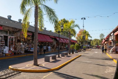 Tigre, Buenos Aires, Arjantin: 18 Mayıs 2023 'te Arjantin' in Buenos Aires şehrindeki Mercado de Puerto de Frutos şehrinde ticari tesis.