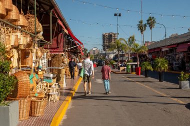 Tigre, Buenos Aires, Arjantin: 18 Mayıs: 2023 'te Arjantin' in Buenos Aires eyaletindeki El Tigre 'deki Porto de Frutos Pazarı' nda yürüyen insanlar.