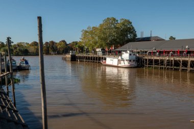 Tigre, Buenos Aires, Arjantin: 23 Mayıs: Frutos Limanı 'ndaki yolcu gemileri Arjantin' in Buenos Aires eyaletindeki Delta del Tigre 'de..