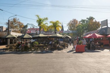 Tigre, Buenos Aires, Arjantin: 23 Mayıs 2023: Arjantin 'in Buenos Aires eyaletindeki Delta del Tigre' de Frutos Limanı 'ndaki gemiler.