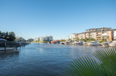 Buenos Aires, Arjantin: 23 Mayıs 2023: 2023 'te Arjantin' in Buenos Aires kentinde yer alan Nordelta 'nın özel bir mahallesinin manzarası.