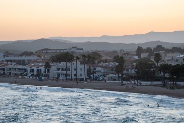 Yaz aylarında İspanya 'nın Katalonya eyaletinin Tarragona ilindeki AltaFulla şehrinde gün batımı