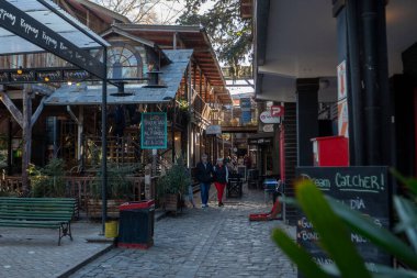 Ingeniero Maschwitz, Buenos Aires, Arjantin: 28 Mayıs 2023: 2023 'te Buenos Aires' teki Mercado de Ingeniero Maschwitz 'deki bar ve dükkanların alanı.