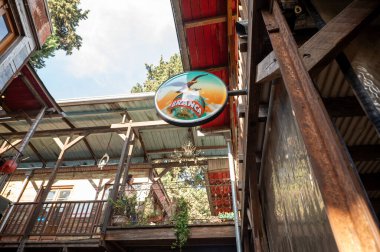 Ingeniero Maschwitz, Buenos Aires, Arjantin: 28 Mayıs 2023: 2023 'te Buenos Aires' te Mercado de Ingeniero Maschwitz 'te Fernet Branca' nın bar ve mağaza alanında posteri.