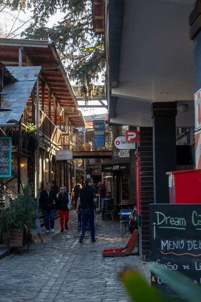 Ingeniero Maschwitz, Buenos Aires, Arjantin: 28 Mayıs 2023: 2023 'te Buenos Aires' teki Mercado de Ingeniero Maschwitz 'deki bar ve dükkanların alanı.