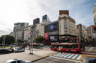 Buenos Aires, Arjantin: 29 Mayıs 2023: Avenida 9 de Julio 2023 yılında Arjantin 'in başkentinin en önemli noktalarından geçen turizm otobüsünden dünyanın en geniş otobüsü..