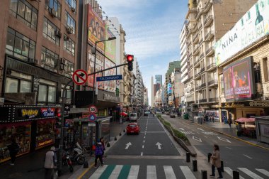 Buenos Aires, Arjantin: 29 Mayıs 2023: Corrientes Caddesi, 2023 yılında Arjantin 'in başkentinin en önemli noktalarından geçen turizm otobüsünden şehrin ana caddesi..