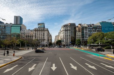 Buenos Aires, Arjantin: 29 Mayıs 2023: Avenida 9 de Julio 2023 yılında Arjantin 'in başkentinin en önemli noktalarından geçen turizm otobüsünden dünyanın en geniş otobüsü..