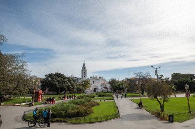 Buenos Aires, Arjantin: 29 Mayıs 2023: Plaza de la Recoleta 2023 'te Arjantin' in başkentinin en önemli noktalarından geçen turizm otobüsüyle.