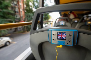 Buenos Aires, Arjantin: 29 Mayıs 2023: Arjantin 'in başkentinin en önemli noktalarından geçen Turizm Otobüsündeki Ses Kanalları.