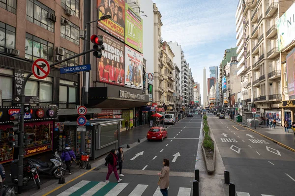 Buenos Aires, Arjantin: 29 Mayıs 2023: Corrientes Caddesi, 2023 yılında Arjantin 'in başkentinin en önemli noktalarından geçen turizm otobüsünden şehrin ana caddesi..