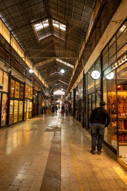 Buenos Aires, Arjantin: 29 Mayıs 2023: Arjantin 'in başkenti Buenos Aires' teki San Telmo Pazarı 'ndaki insanlar.