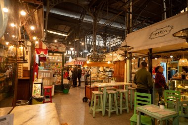 Buenos Aires, Arjantin: 29 Mayıs 2023: İnsanlar 2023 yılında Arjantin 'in başkenti Buenos Aires' teki San Telmo Market 'te yemek yediler.