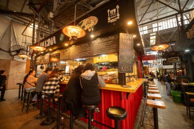 Buenos Aires, Arjantin: 29 Mayıs 2023: İnsanlar 2023 yılında Arjantin 'in başkenti Buenos Aires' teki San Telmo Market 'te yemek yediler.