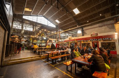 Buenos Aires, Arjantin: 29 Mayıs 2023: İnsanlar 2023 yılında Arjantin 'in başkenti Buenos Aires' teki San Telmo Market 'te yemek yediler.