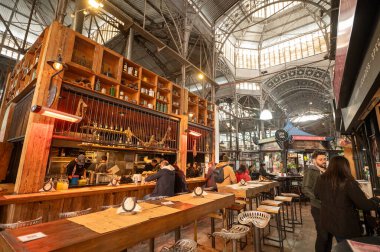Buenos Aires, Arjantin: 29 Mayıs 2023: İnsanlar 2023 yılında Arjantin 'in başkenti Buenos Aires' teki San Telmo Market 'te yemek yediler.