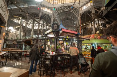Buenos Aires, Arjantin: 29 Mayıs 2023: İnsanlar 2023 yılında Arjantin 'in başkenti Buenos Aires' teki San Telmo Market 'te yemek yediler.