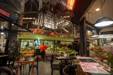 Buenos Aires, Arjantin: 29 Mayıs 2023: İnsanlar 2023 yılında Arjantin 'in başkenti Buenos Aires' teki San Telmo Market 'te yemek yediler.