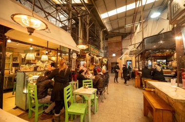 Buenos Aires, Arjantin: 29 Mayıs 2023: Arjantin 'in başkenti Buenos Aires' teki San Telmo Pazarı 'ndaki insanlar.