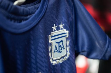 Buenos Aires, Arjantin: 29 Mayıs 2023: Arjantin Futbol Federasyonu 'nun Barrio de La Boca' daki kalkanı, Caminito Turizm Bölgesi, Buenos Aires Başkenti, 2023.