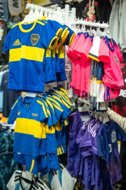 Buenos Aires, Arjantin: 29 Mayıs 2023: Boca Juniors tişörtleri Barrio de La Boca 'da, Caminito Turizm Bölgesi Arjantin Cumhuriyeti' nin Buenos Aires Başkenti 2023.