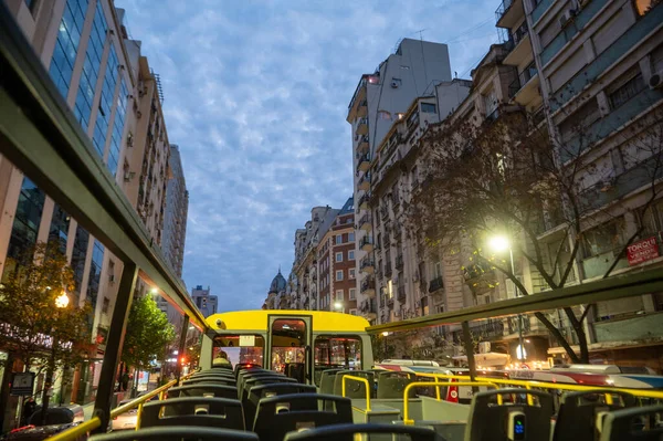 Buenos Aires, Arjantin: 29 Mayıs 2023: Arjantin Cumhuriyeti 'nin başkenti Buenos Aires' te gece turist otobüsü.