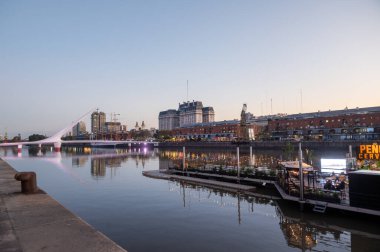 Buenos Aires, Arjantin: 31 Mayıs 2023: Arjantin 'in başkenti Buenos Aires' te Puerto Madero 'da restoran alanı ve Puente de La Mujer şehri.