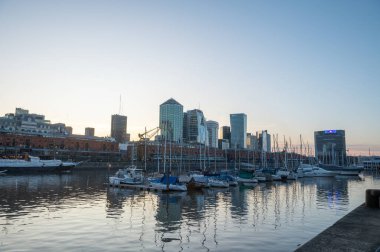 Buenos Aires, Arjantin: 31 Mayıs 2023: 2023 'te Arjantin' in başkenti Buenos Aires 'te Puerto Madero' nun finans bölgesindeki Yat bölgesi.