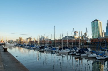 Buenos Aires, Arjantin: 31 Mayıs 2023: 2023 'te Arjantin' in başkenti Buenos Aires 'te Puerto Madero' nun finans bölgesindeki Yat bölgesi.