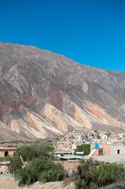 Arjantin 'in Jujuy şehrindeki Maiamara şehrinin ardında renkli bir tepe var..